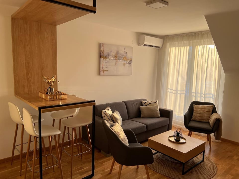 Living room, Seating area, Dining area, air conditioner