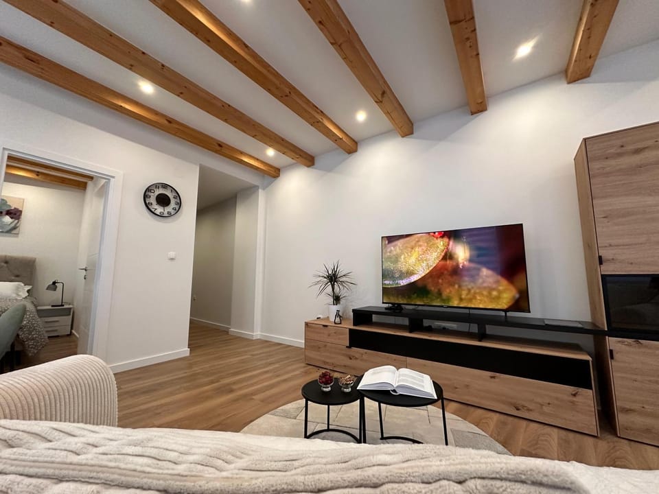 TV and multimedia, Living room, Seating area, Evening entertainment