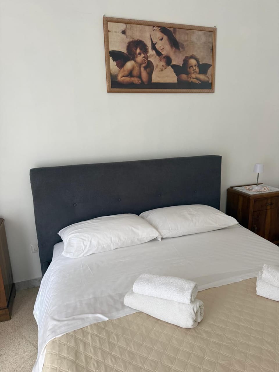 Bed, Bedroom, towels