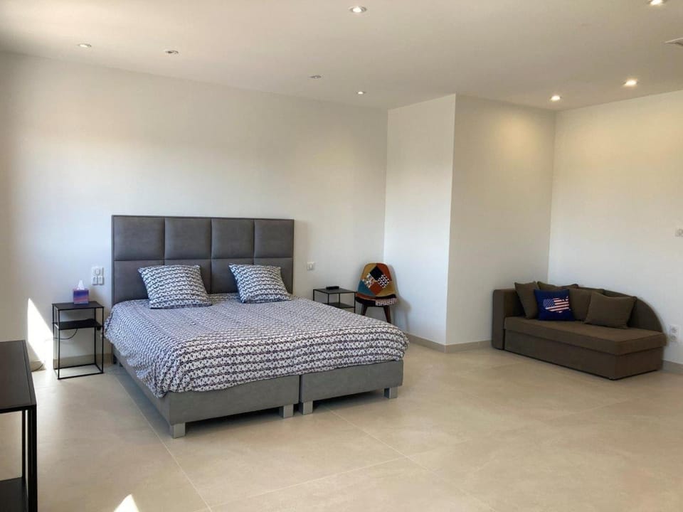 Bed, Photo of the whole room, Bedroom, air conditioner