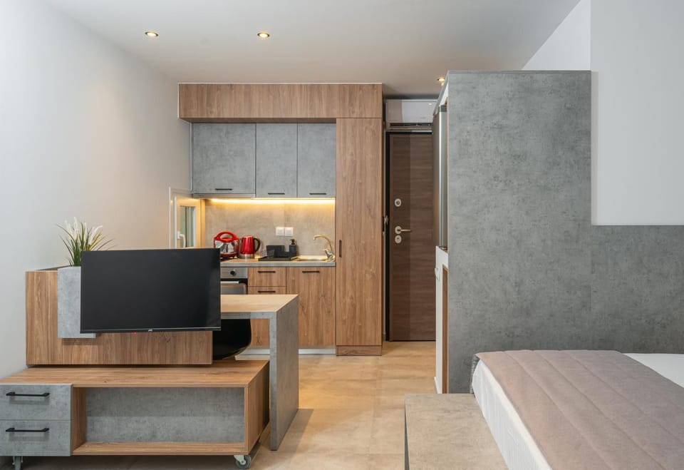 Bed, TV and multimedia, Kitchen or kitchenette, flat iron, wardrobe