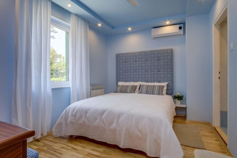 Bed, Photo of the whole room, Bedroom, air conditioner