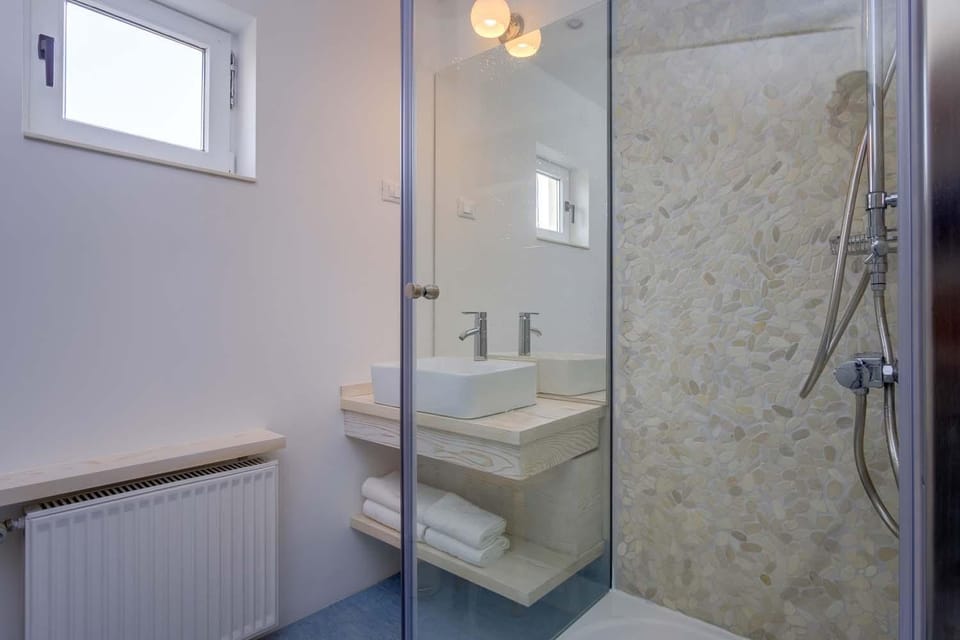 Shower, Toilet, Bathroom, towels