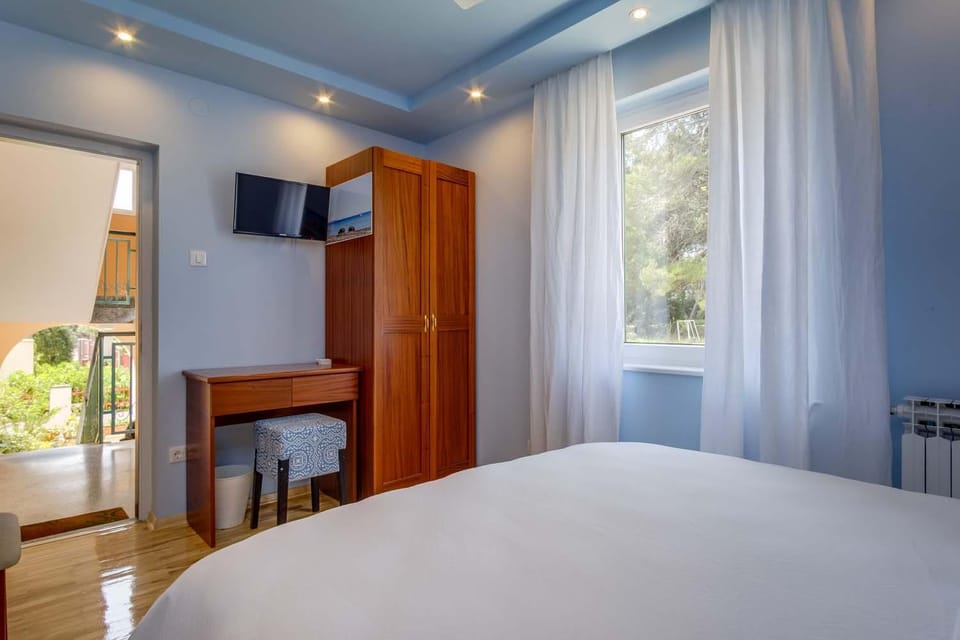 Bed, TV and multimedia, Photo of the whole room, Bedroom, hair dresser, wardrobe