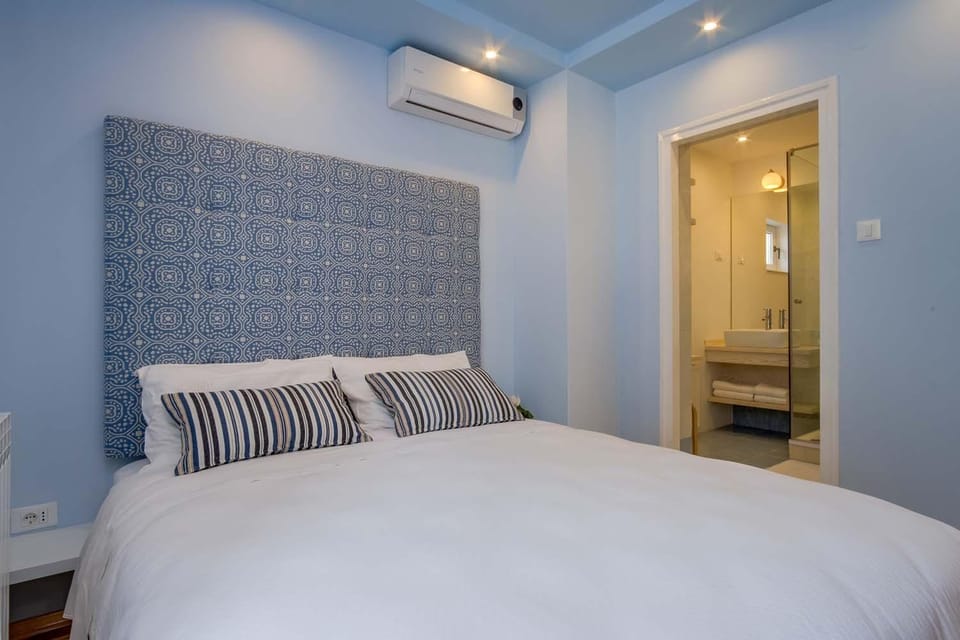 Bed, Photo of the whole room, Bedroom, air conditioner