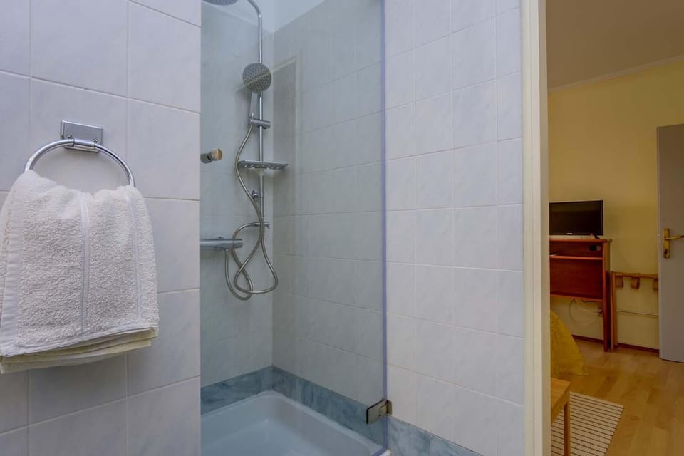 Shower, Bathroom, towels