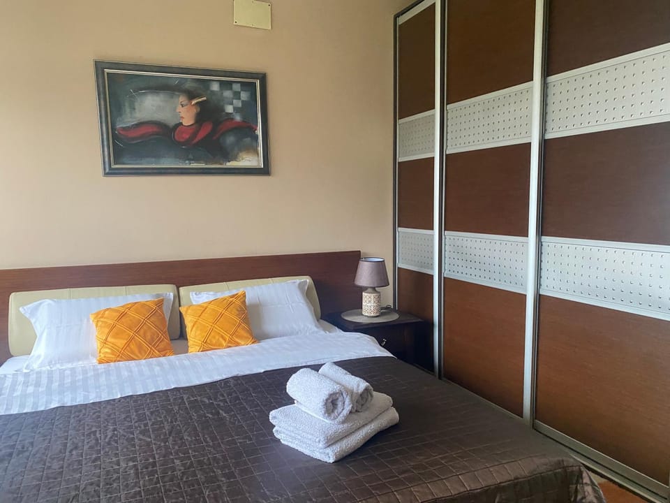 Bed, Photo of the whole room, towels