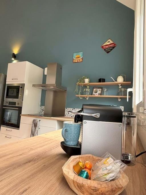 Coffee/tea facilities, Kitchen or kitchenette, oven, stove