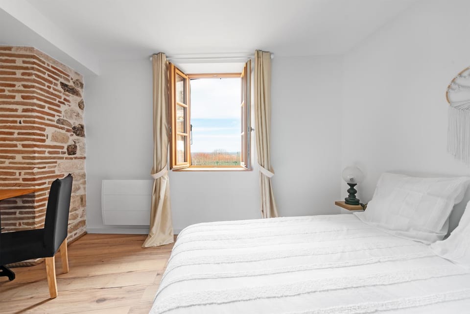 Bed, Photo of the whole room, Seating area, Bedroom