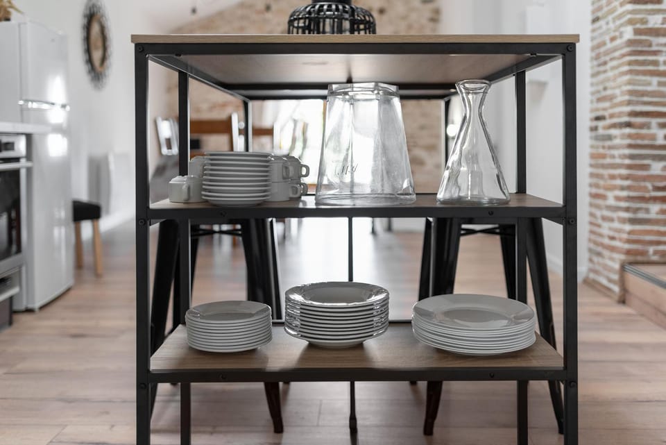 Kitchen or kitchenette, Dining area