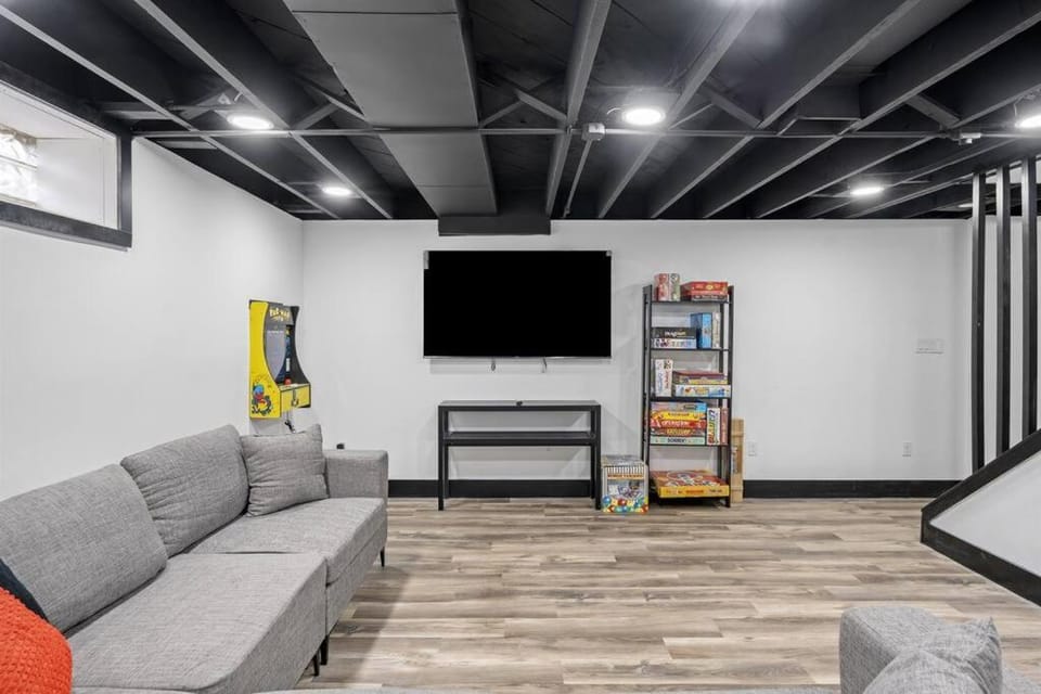 Roomy Retreat-Family & Friends 2 King Bed Game Room House in Porter