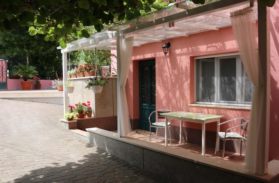Patio, Day, Neighbourhood, Dining area