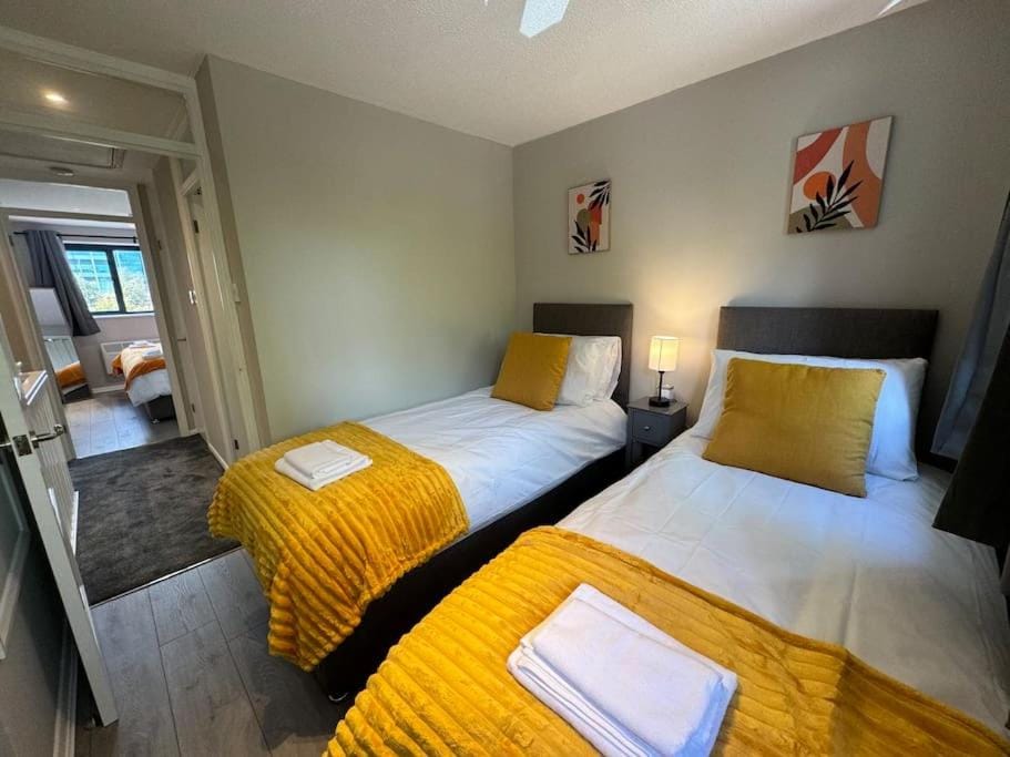 Bed, Bedroom, towels