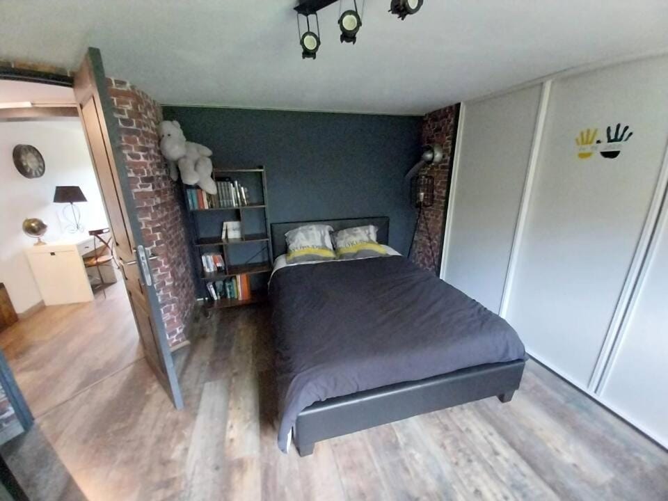 Photo of the whole room, Bedroom