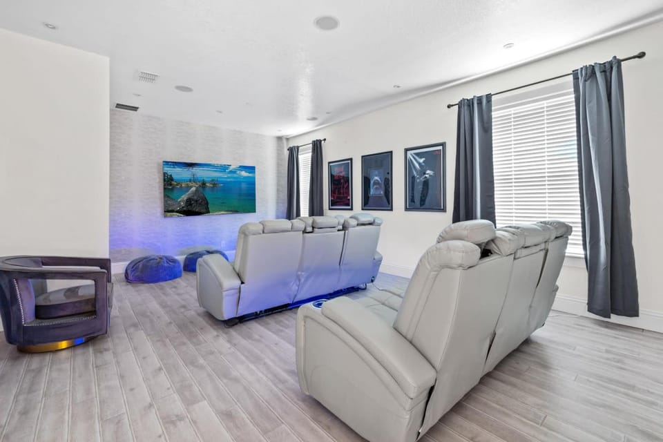 Communal lounge/ TV room, TV and multimedia, Living room, Seating area, Evening entertainment, air conditioner
