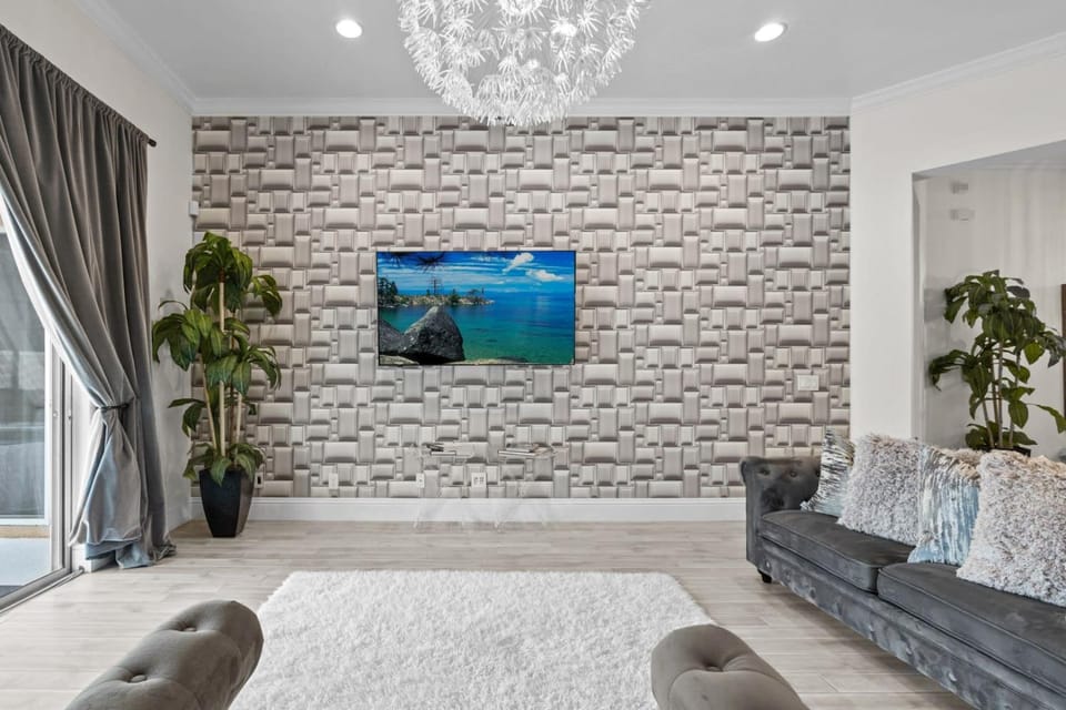 TV and multimedia, Living room, Decorative detail, Seating area
