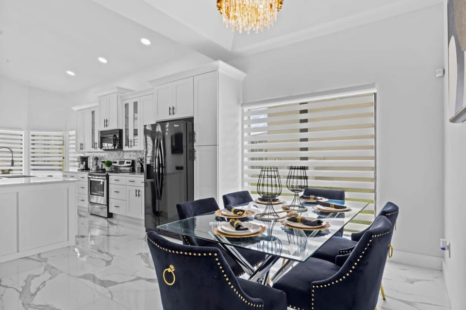 Kitchen or kitchenette, Seating area, Dining area, minibar