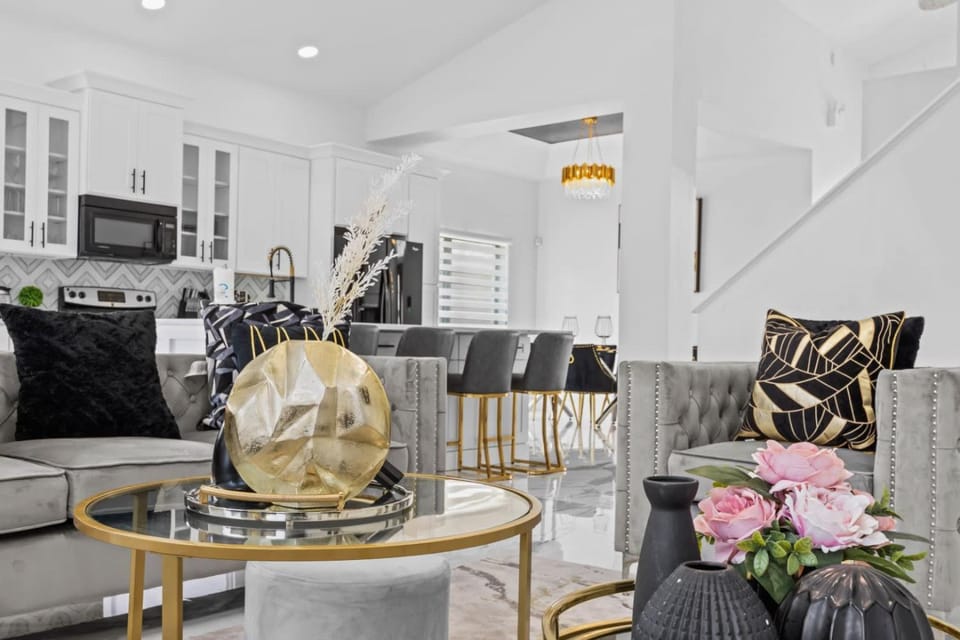Kitchen or kitchenette, Living room, Seating area, Dining area
