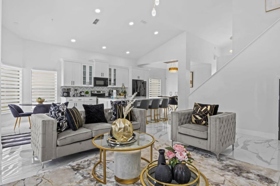 Kitchen or kitchenette, Living room, Seating area, Dining area