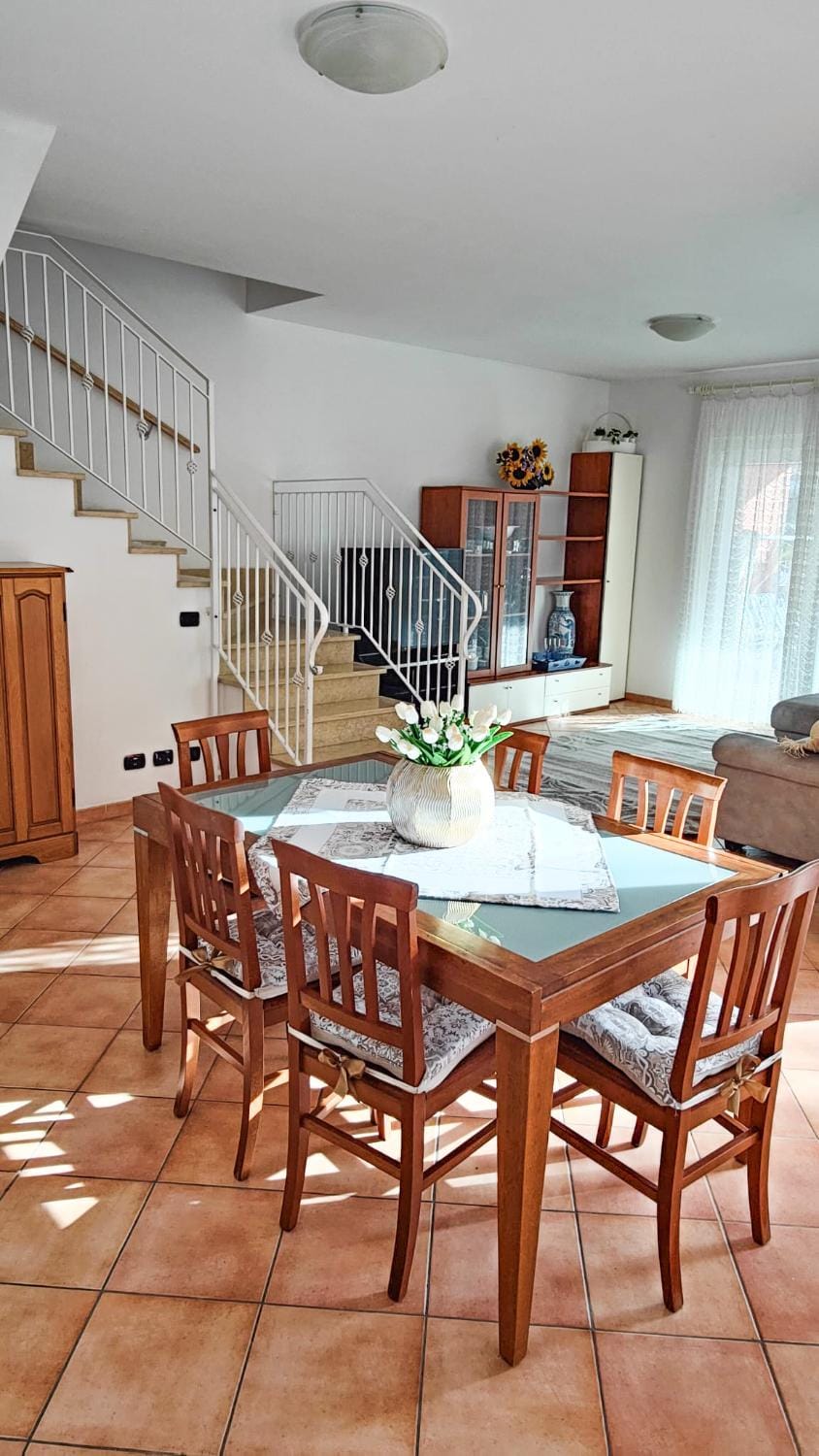 Seating area, Dining area