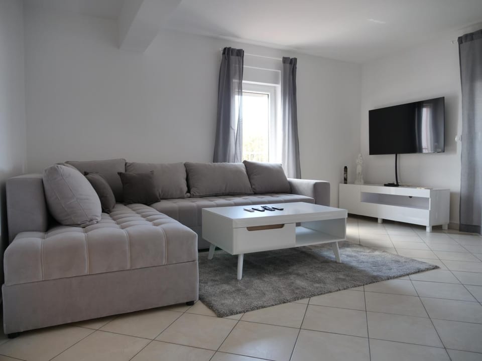 Communal lounge/ TV room, TV and multimedia, Living room, Seating area