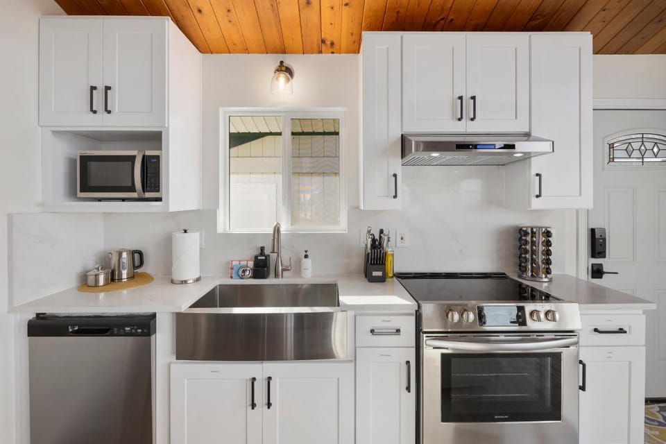 Kitchen or kitchenette, dishwasher, minibar, oven, pet friendly, stove, toaster