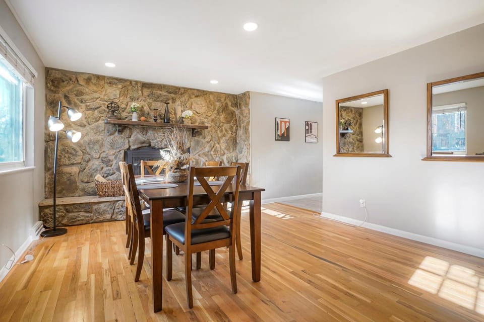 Living room, Seating area, Dining area