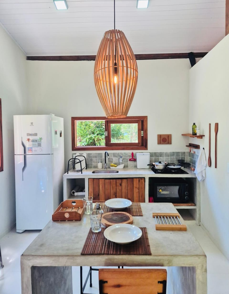 Dining area, microwave, oven