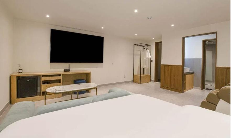 Bed, TV and multimedia, Evening entertainment, Bedroom