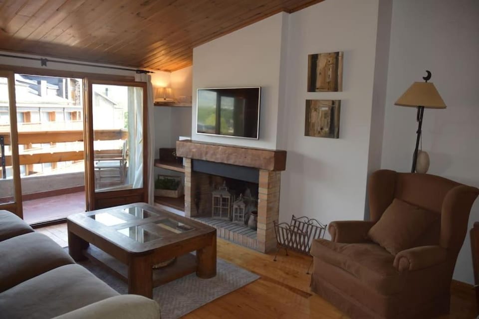 Communal lounge/ TV room, TV and multimedia, Living room, Seating area, flat iron