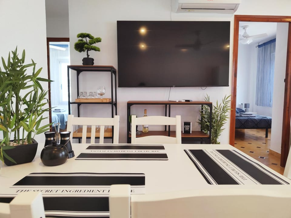 TV and multimedia, Seating area, Dining area, air conditioner
