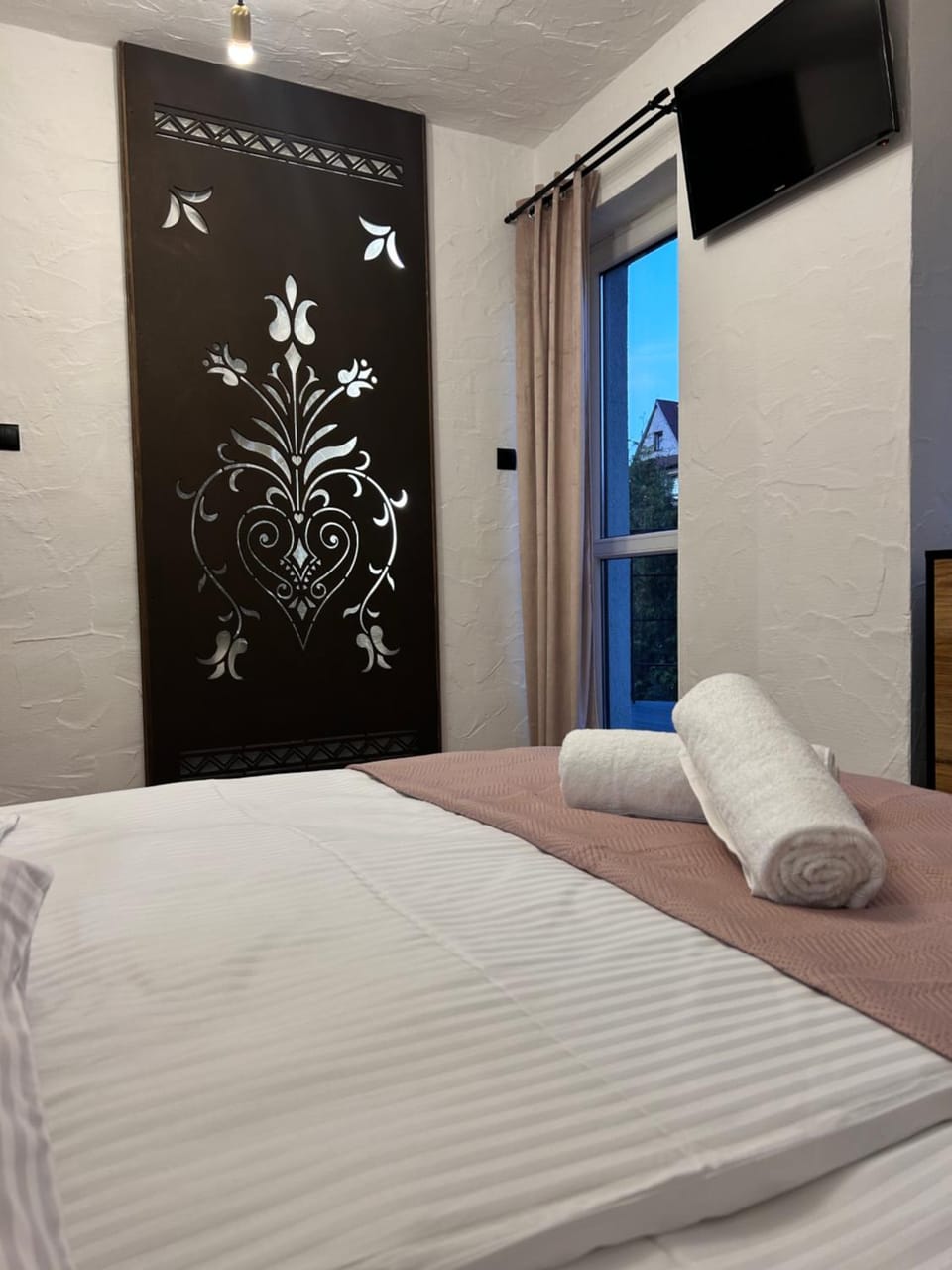 Bed, TV and multimedia, Photo of the whole room, Bedroom, towels