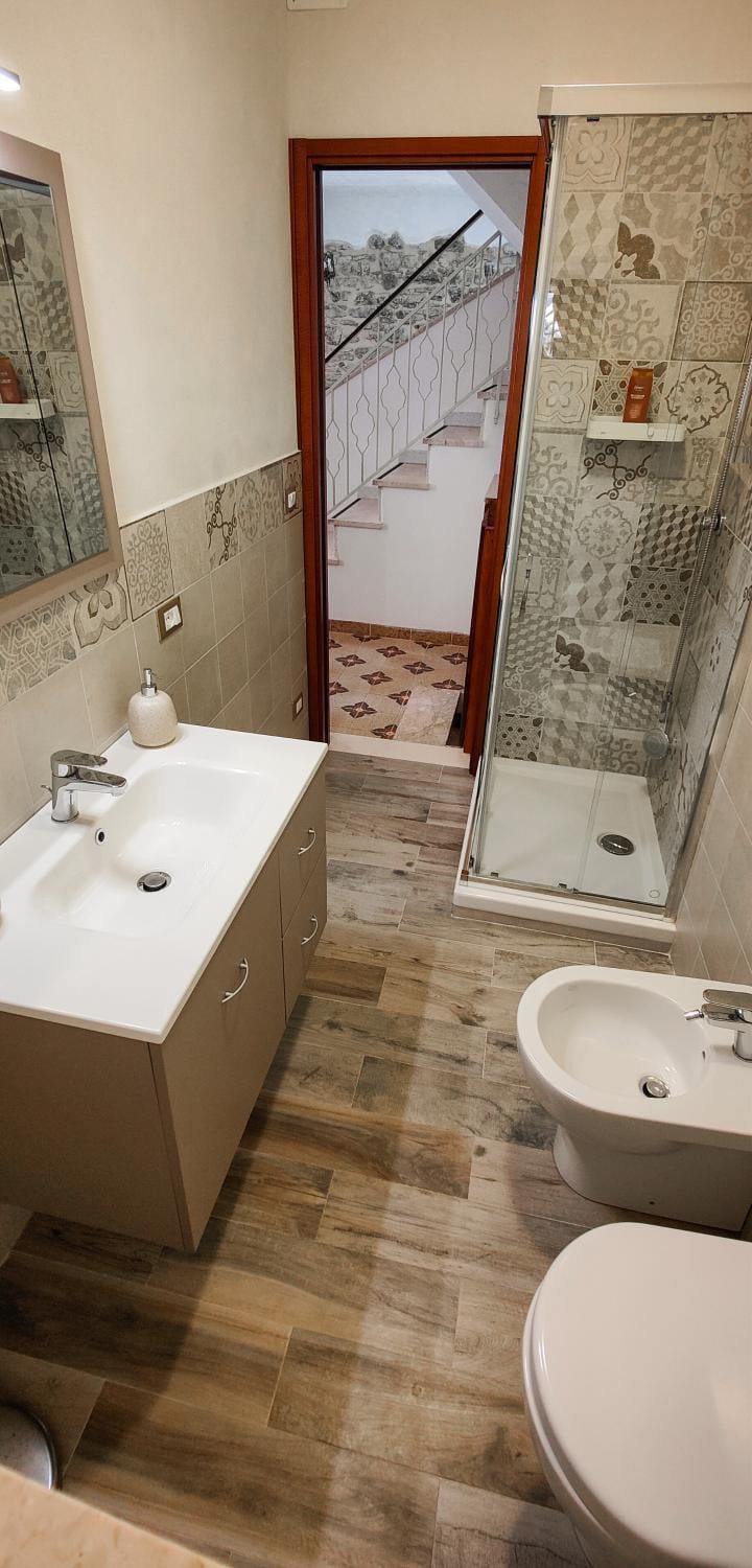 Shower, Bathroom, Area and facilities, bidet, heating, towels