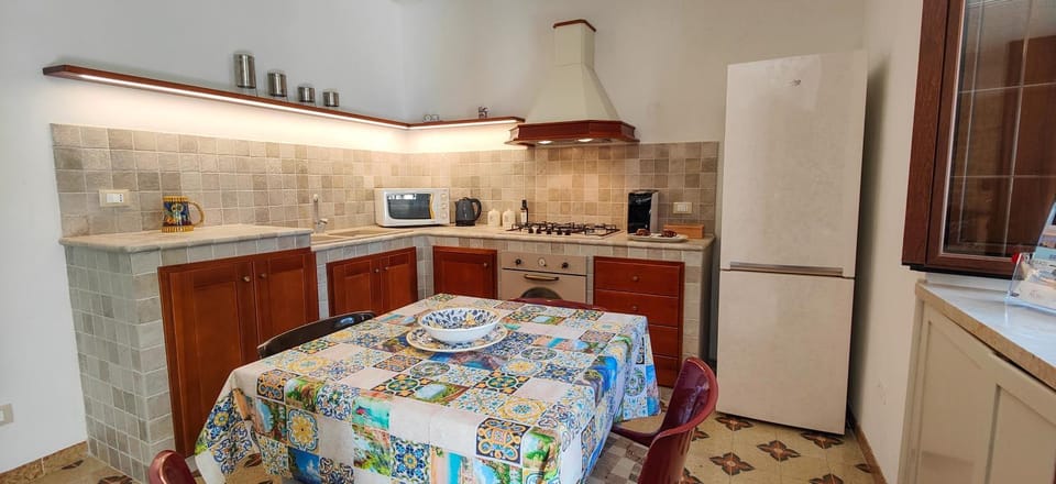 Kitchen or kitchenette, Photo of the whole room, Dining area, minibar, pet friendly, washing machine, kitchen