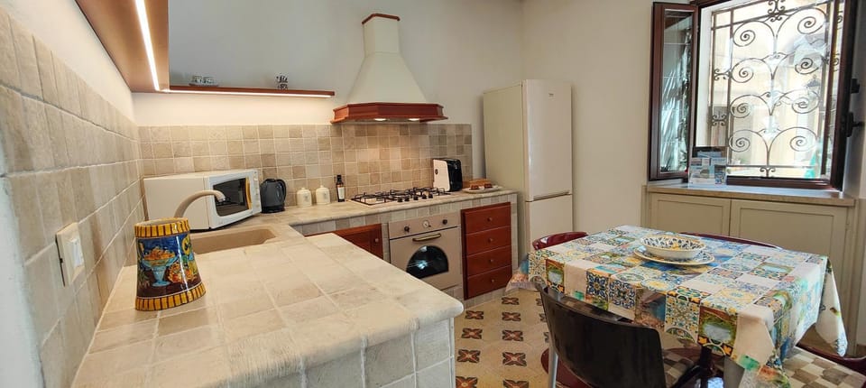 Kitchen or kitchenette, Photo of the whole room, Dining area, minibar, pet friendly, washing machine, kitchen