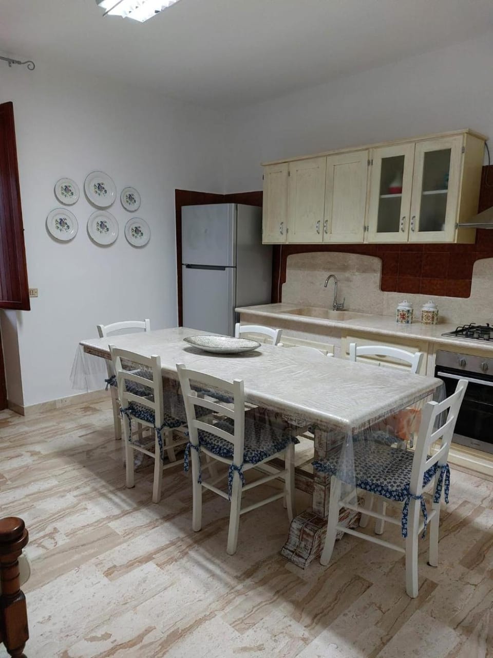 Kitchen or kitchenette, Dining area, stove