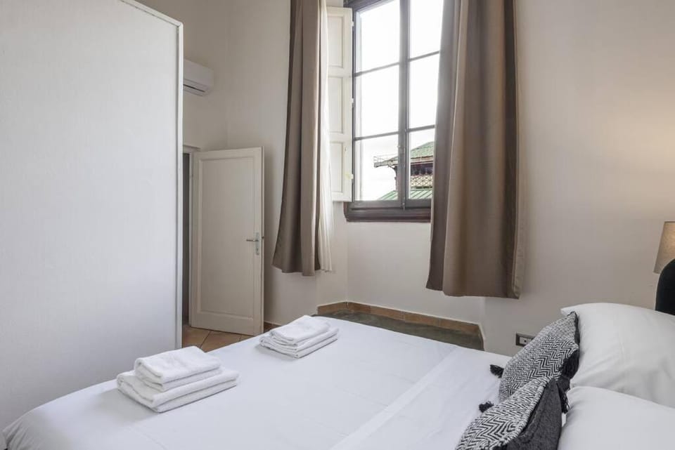 Bed, Bedroom, towels