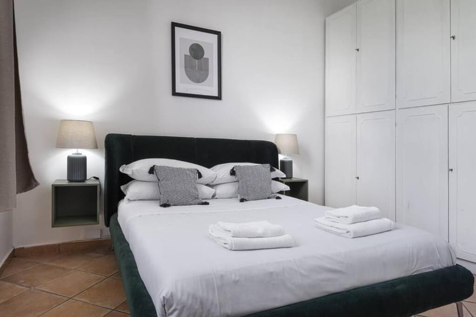 Bed, Bedroom, towels