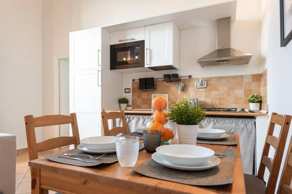 Kitchen or kitchenette, Dining area, microwave, stove