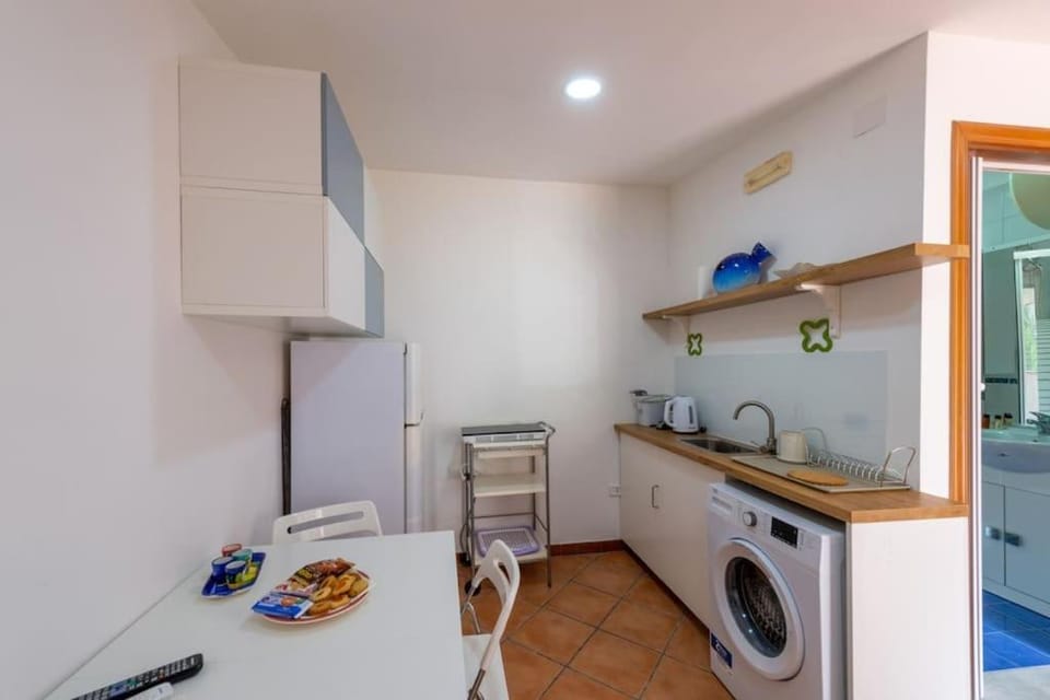 Kitchen or kitchenette, minibar, stove, washing machine