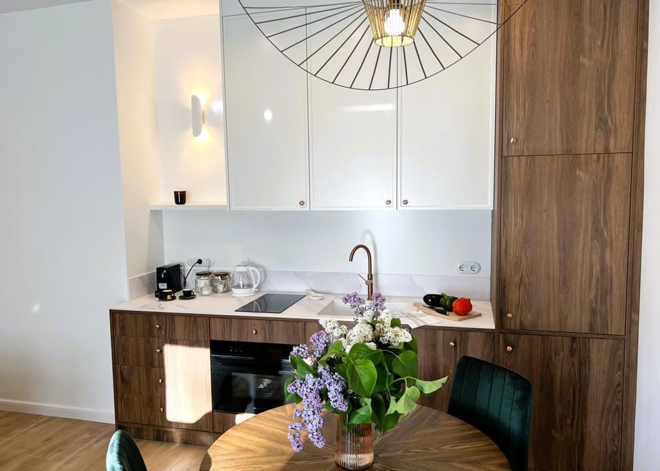 Kitchen or kitchenette, Dining area, minibar, stove