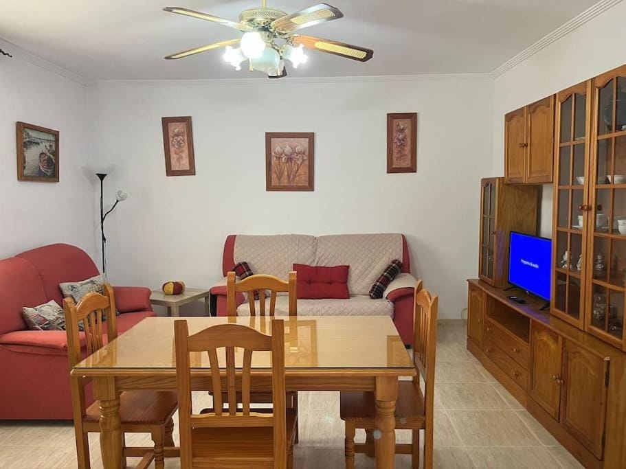 TV and multimedia, Dining area, fireplace