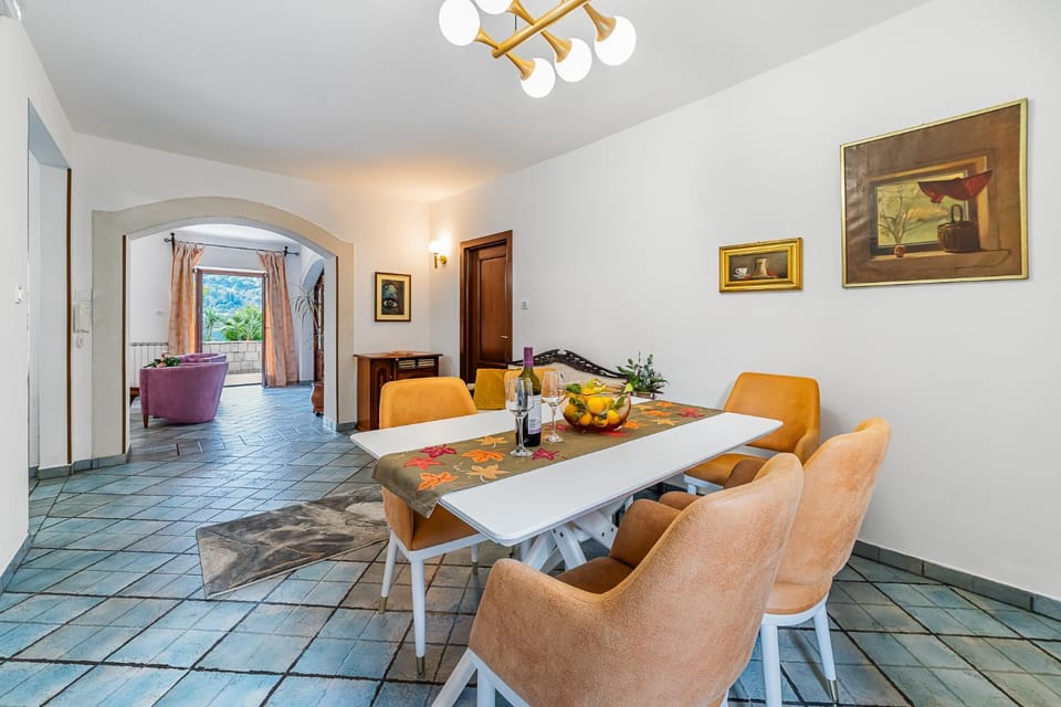 Seating area, Dining area