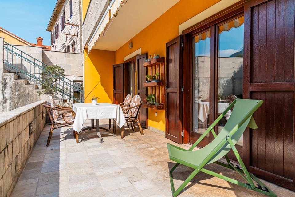 Balcony/Terrace, sunbed