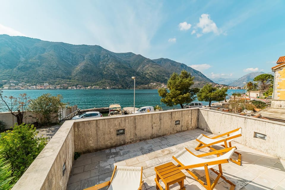 Property building, View (from property/room), Balcony/Terrace, Sea view, sunbed