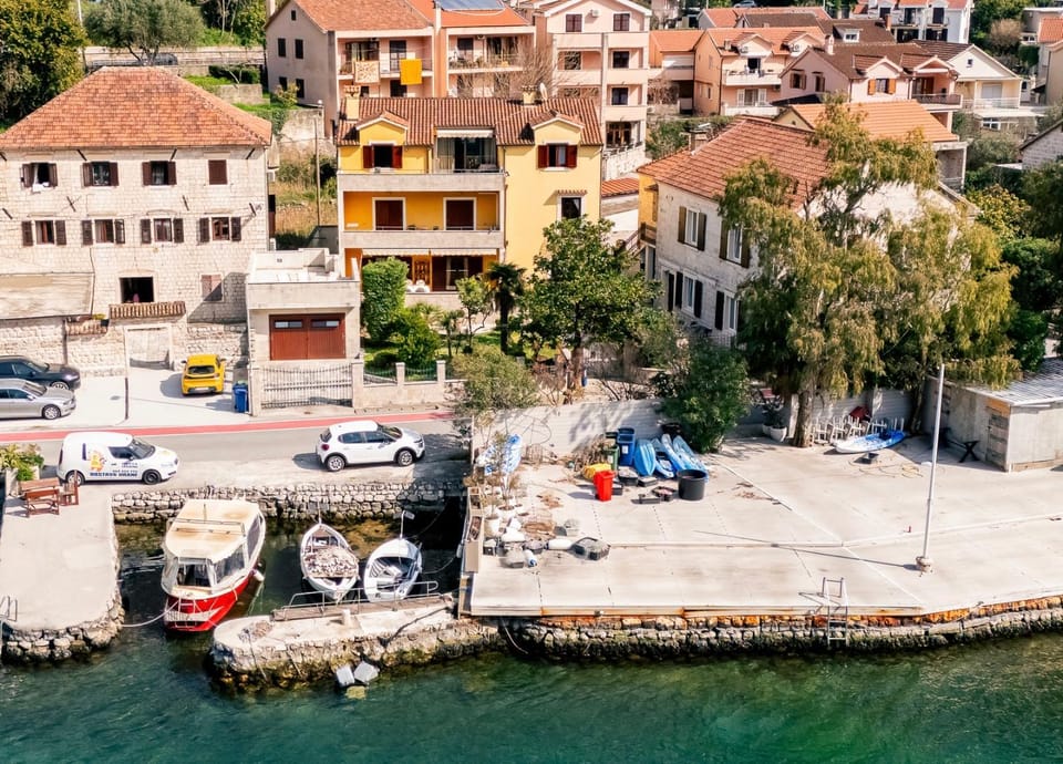 Property building, Natural landscape, Bird's eye view, Sea view, Street view, Location, Parking