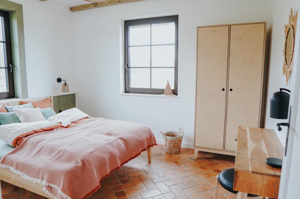Bed, Photo of the whole room, wardrobe