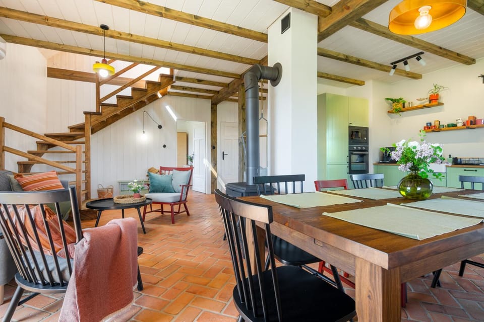 Living room, fireplace, internet, kitchen, air conditioner