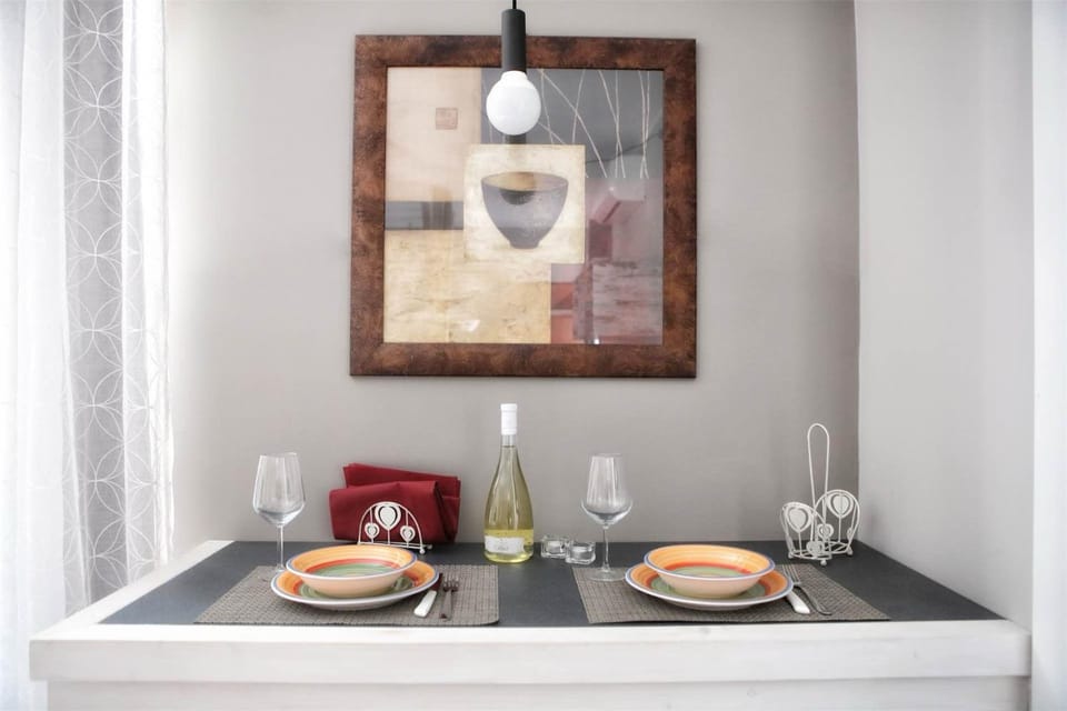 Food and drinks, Decorative detail, Dining area, Drinks