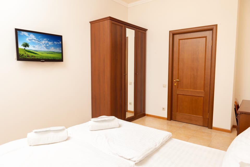 Bed, TV and multimedia, Bedroom, towels, wardrobe